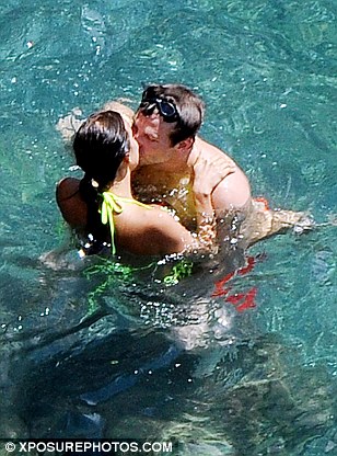 2B55599000000578-3196734-Like_a_Mills_and_Boon_novel_The_loved_up_pair_could_have_been_ch-a-26_1439482927754