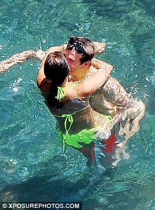 2B5559A500000578-3196734-Like_a_Mills_and_Boon_novel_The_loved_up_pair_could_have_been_ch-a-27_1439482927799