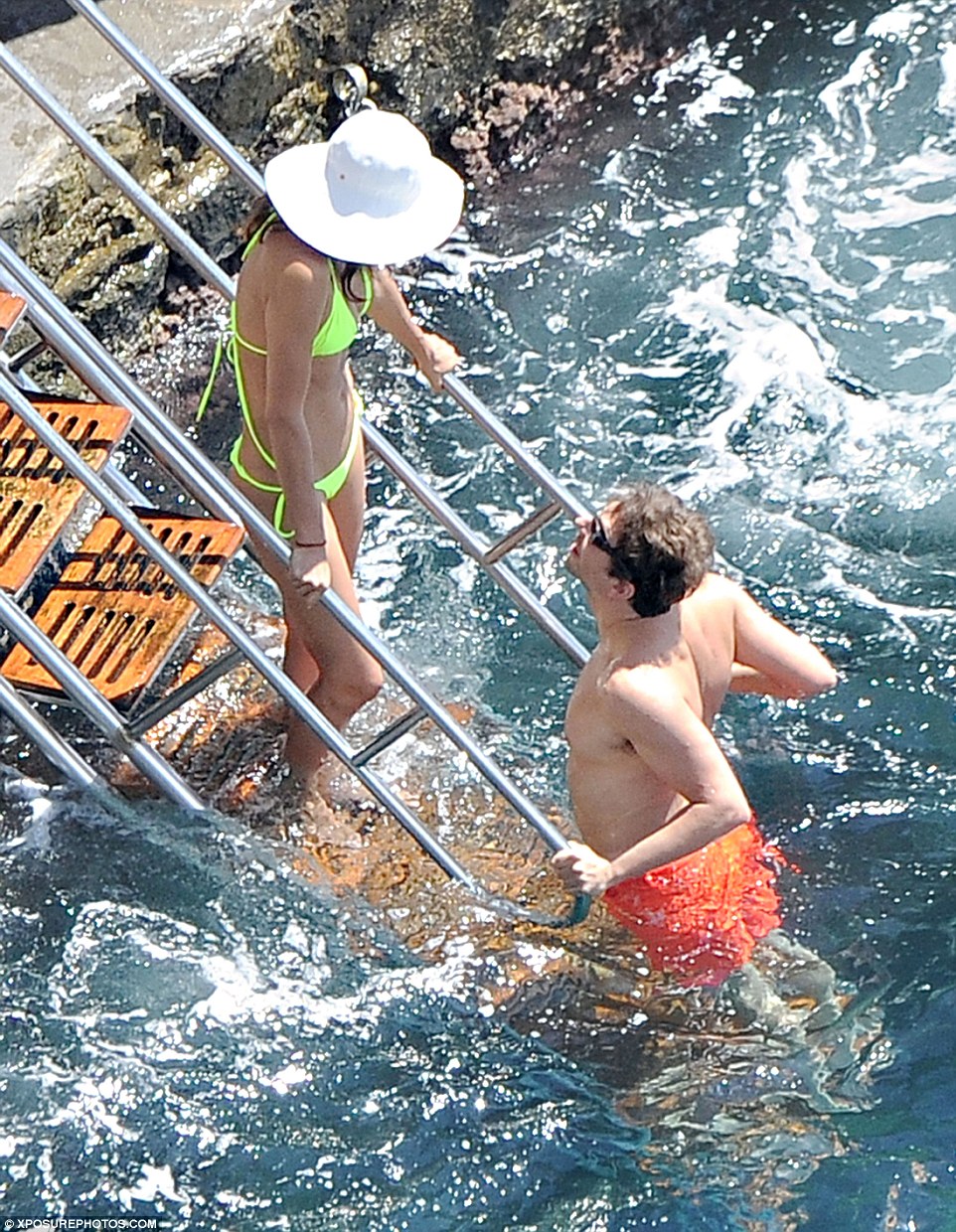 2B555BF700000578-3196734-Coming_up_for_air_As_Shayk_rocked_her_floppy_hat_and_stood_on_th-m-59_1439485185453