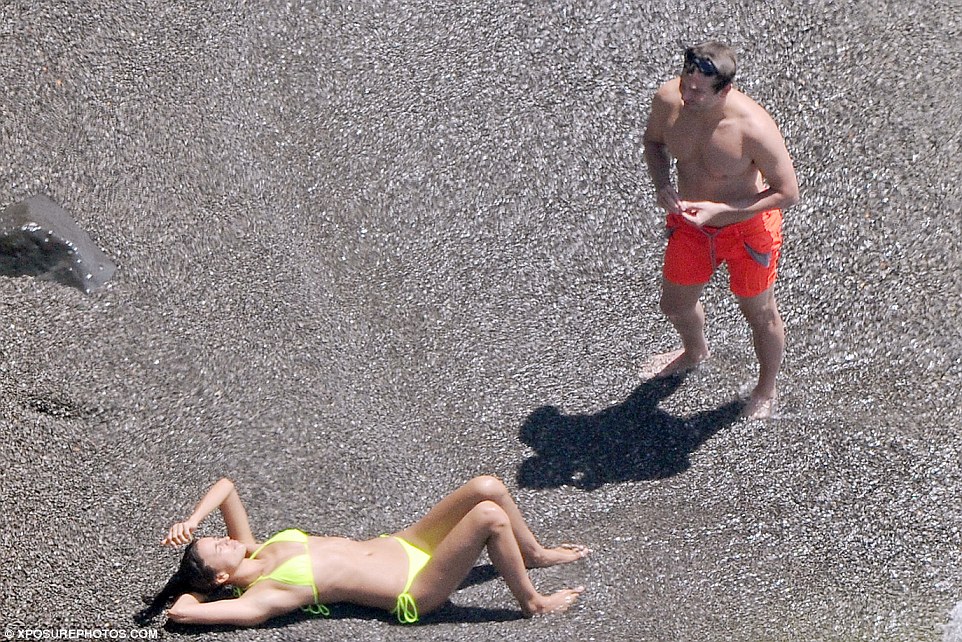 2B555CEA00000578-3196734-Feeling_restful_At_one_point_the_model_star_appeared_to_be_the_m-a-7_1439482926699