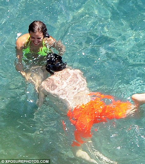 2B555D0E00000578-3196734-Infatuated_There_was_no_denying_the_chemistry_between_the_duo-a-18_1439482927395