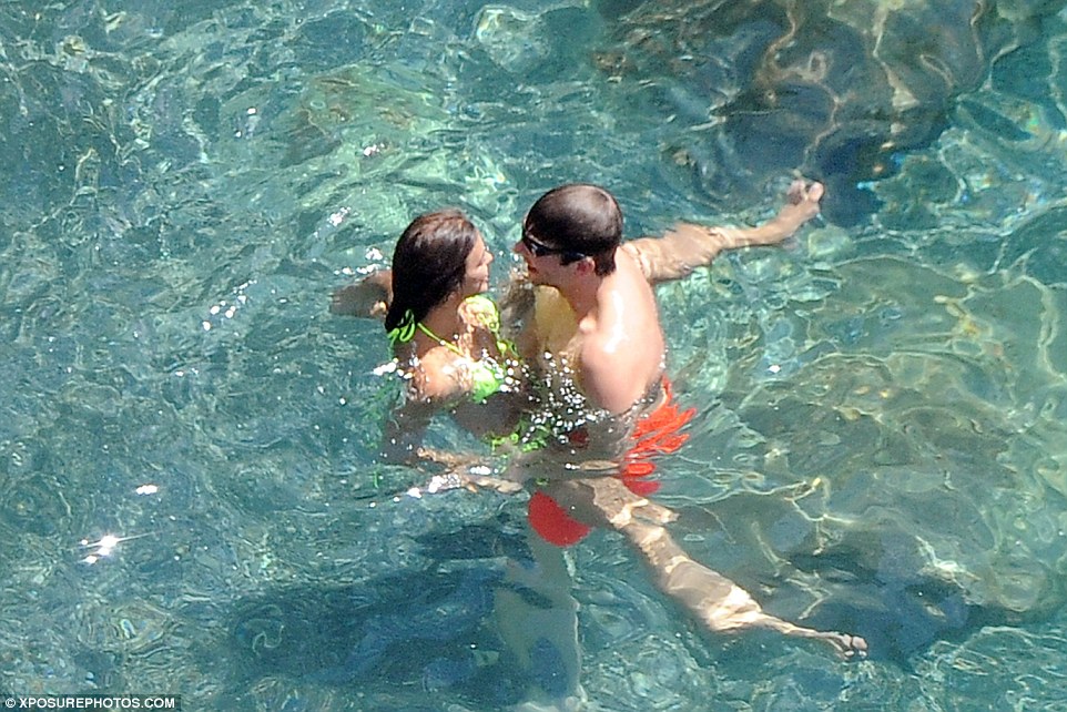 2B555D4D00000578-3196734-Strong_look_The_Oscar_nominated_actor_kept_his_eyes_protected_fr-a-12_1439482927034