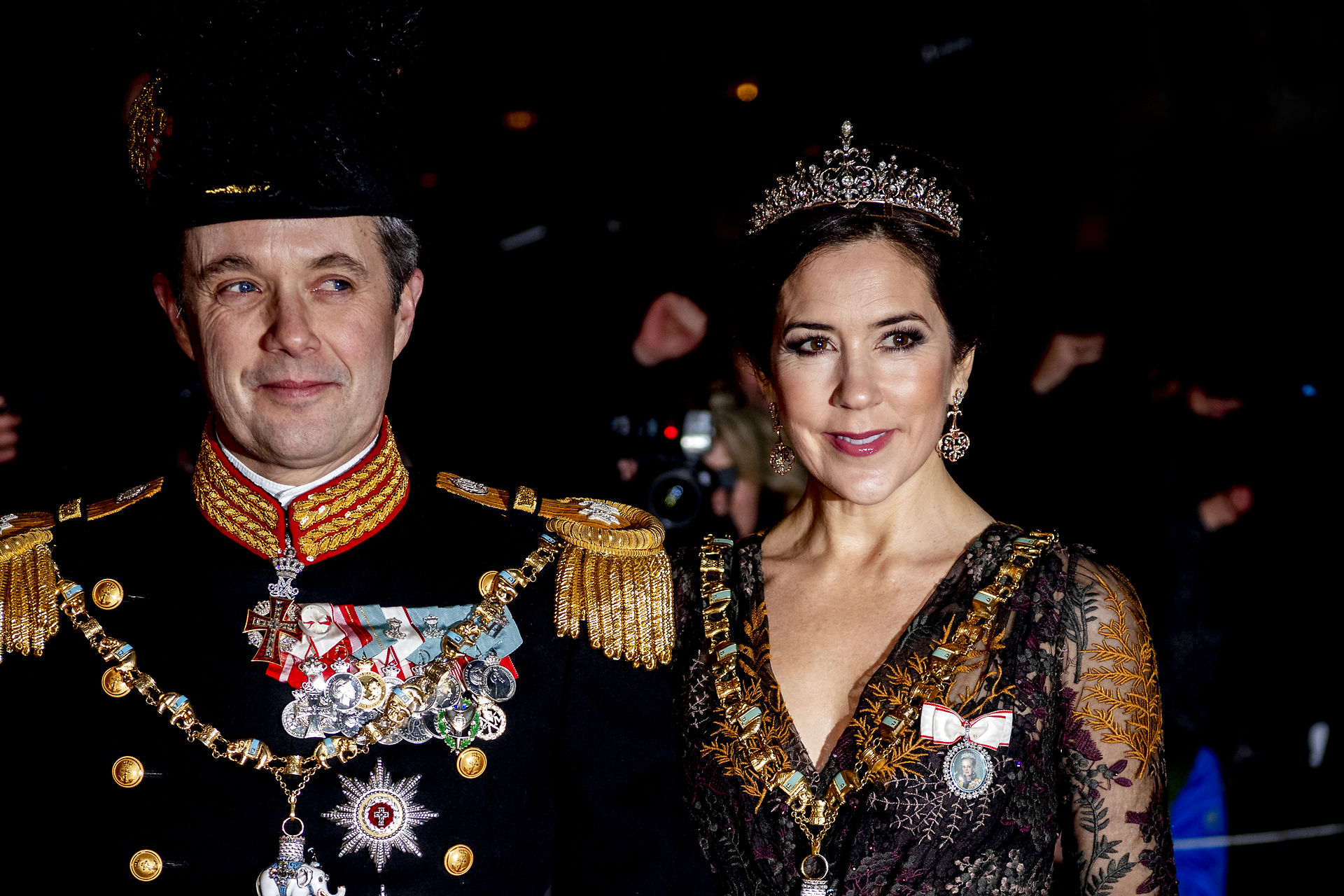 sammenbrud browser moden Et glødende kreditkort: Så mange tusinde kroner brugte Kronprinsesse Mary  på tøj i 2018 Footy.dk