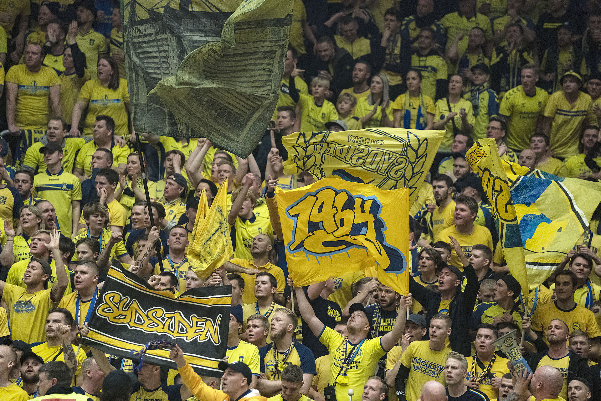 scener: Brøndby-fans amok efter exit i KMD Cup – Kaster med hegn og får U/14-holdets finale Footy.dk