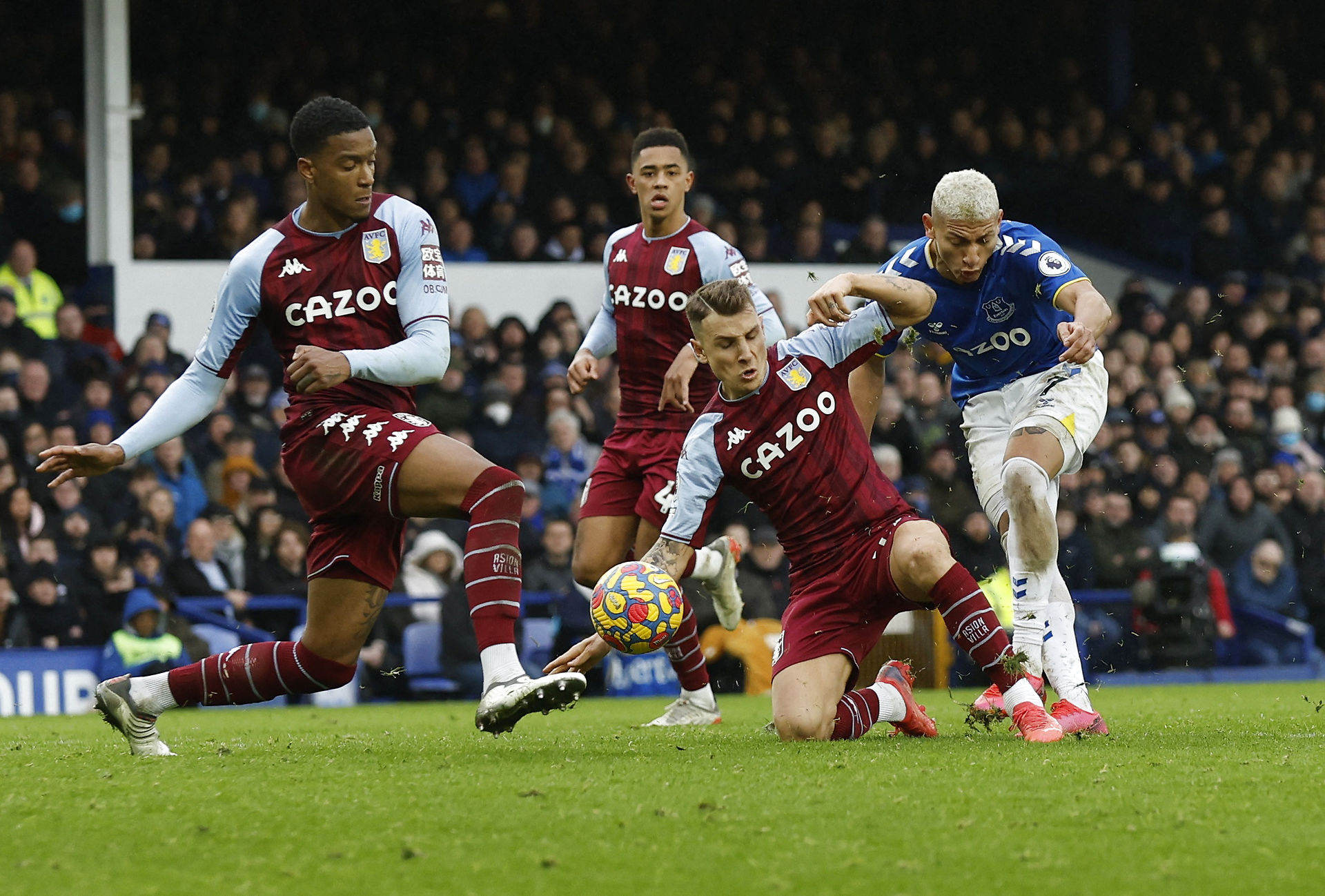 Астон вилла трансляции. Lucas digne Aston Villa. Астон вилла 2022. Эзри конса фото 2022 год Астон вилла.